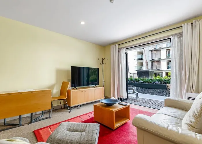 Spacious Viaduct Studio + Free Parking