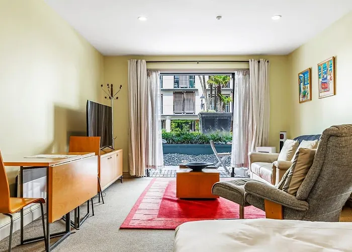 Spacious Viaduct Studio + Free Parking