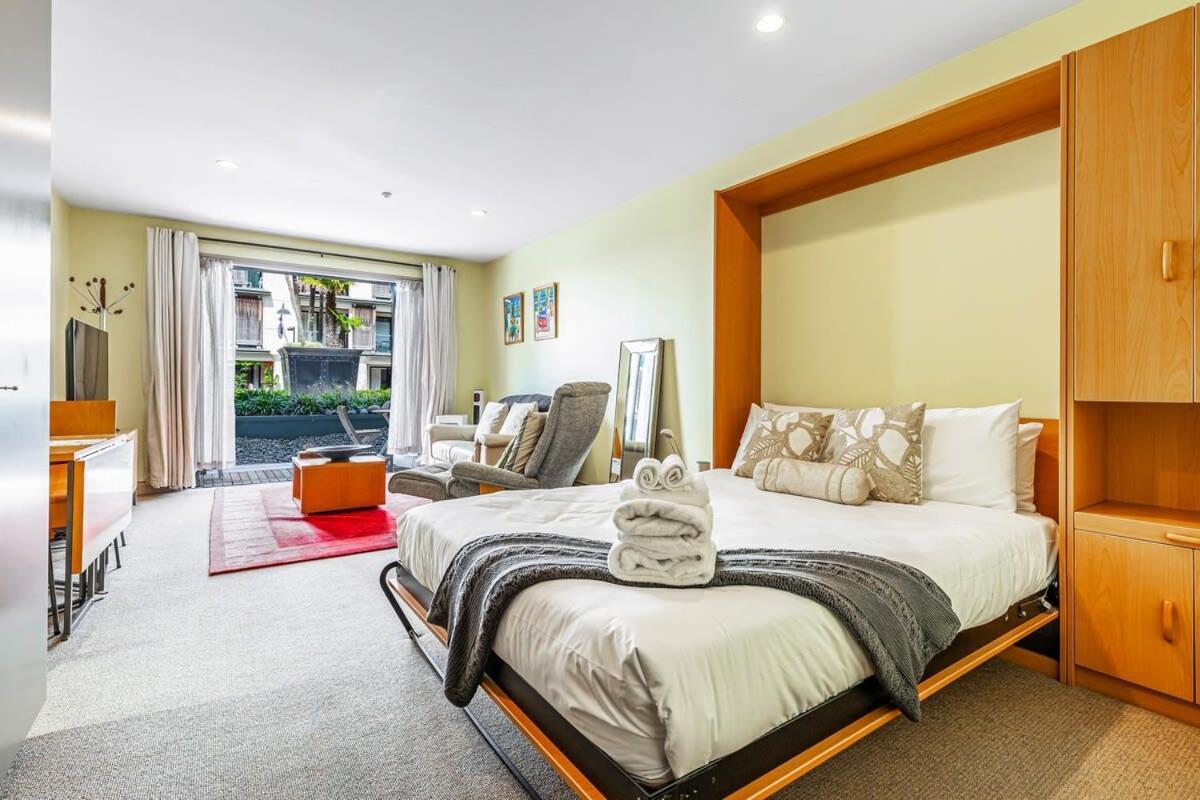 Spacious Viaduct + Free Parking Apartment